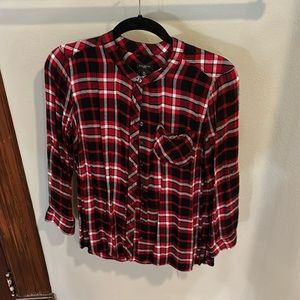 TALBOTS BLACK AND RED BUTTON UP (no collar) SIZE MEDIUM PETITE